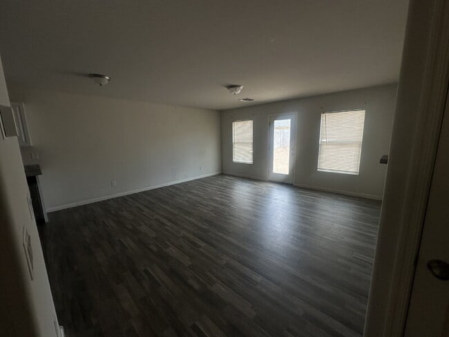 Building Photo - 202 W Bobcat Ct