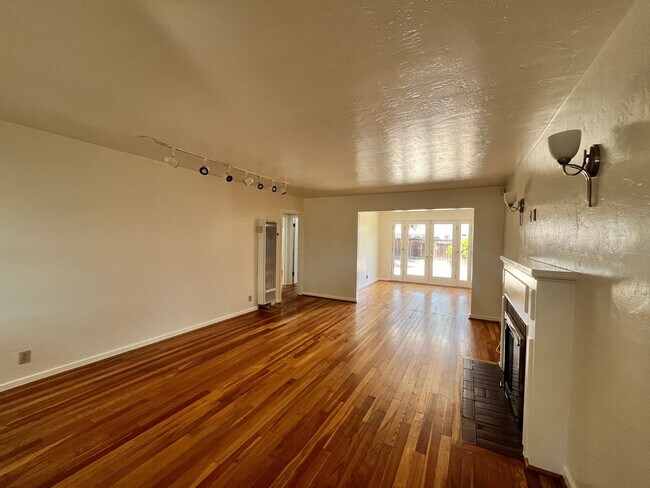 Building Photo - 2 Bed 1 Bath House Available Now in Santa ...