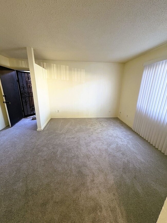 Foto del edificio - 8225-8227 Dowling St.