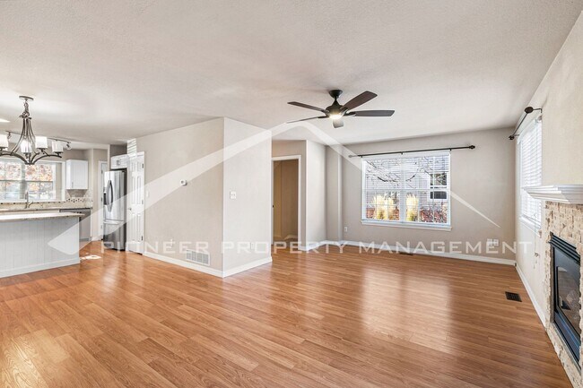 Foto del edificio - Spacious Townhouse with Fenced Patio and Washer/Dryer