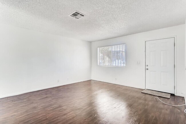 Foto del edificio - Redone STUNNING 1st floor Apartment!