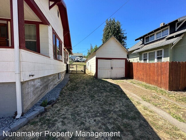 Building Photo - 2 br, 1 bath House - 518 E 9th St