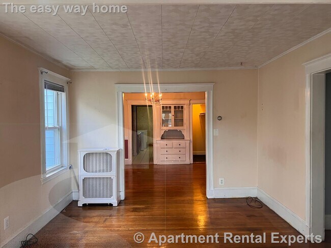 Building Photo - Tufts / Davis - Walk to T in 12 Minutes - ...