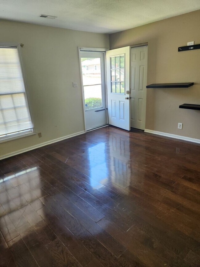 Building Photo - 3 Bedroom Single Family Home in Macon