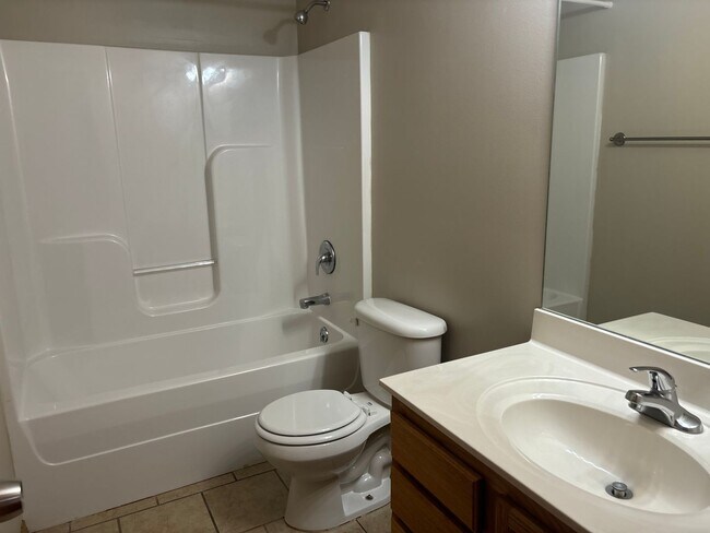 Building Photo - 3 bedroom / 2 bath