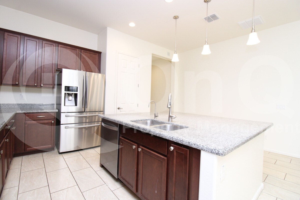 Foto principal - 215 E Honeysuckle Pl
