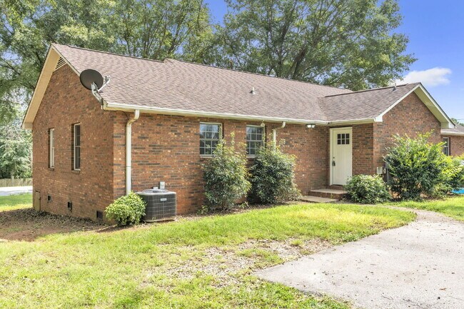 Building Photo - Discover Comfort and Convenience! Prime Bo...