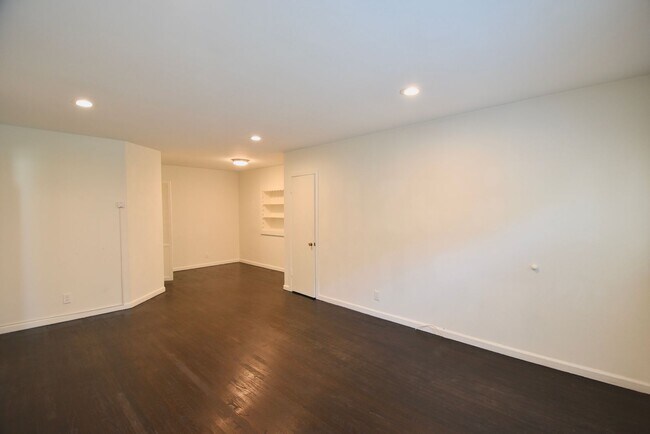 Foto del edificio - 5656 Whitsett Ave