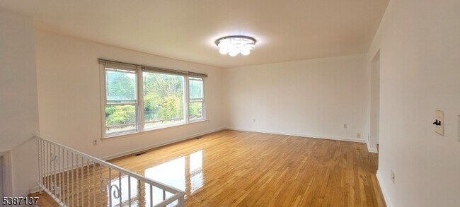 Foto del edificio - 164 Little Falls Rd