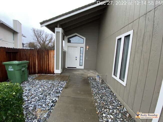 Building Photo - Conveniently Located 3 Bedroom