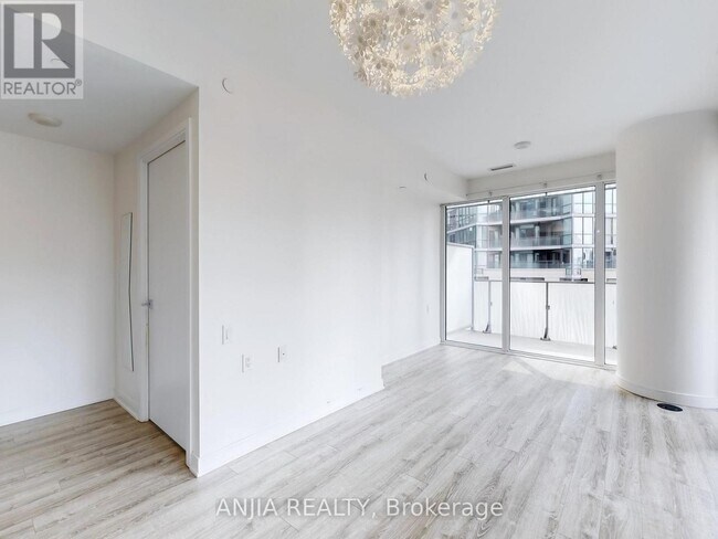 Photo du bâtiment - 42 Charles St E