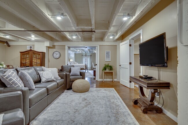 Foto principal - 223 S Grand