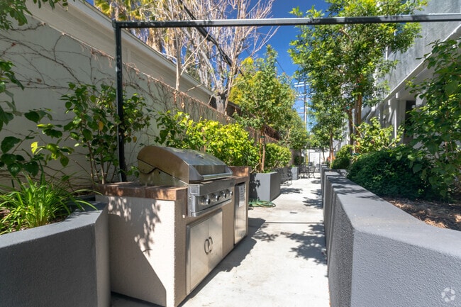 Patio. - Vista NoHo Luxury Apartments