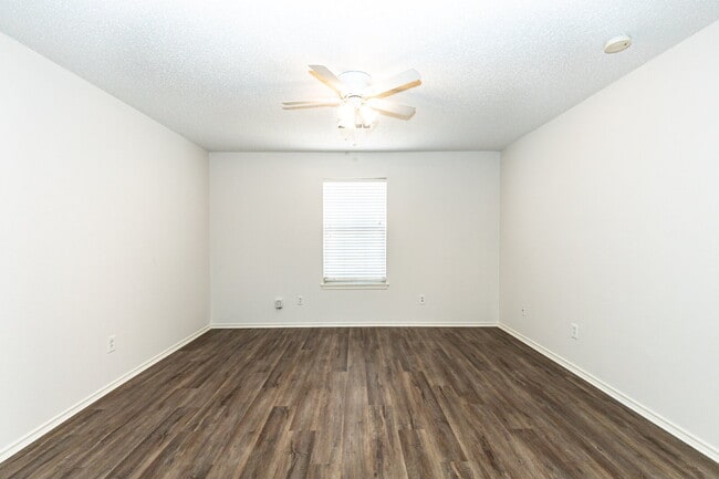 Building Photo - 2 Bedroom 2 Bathroom Duplex