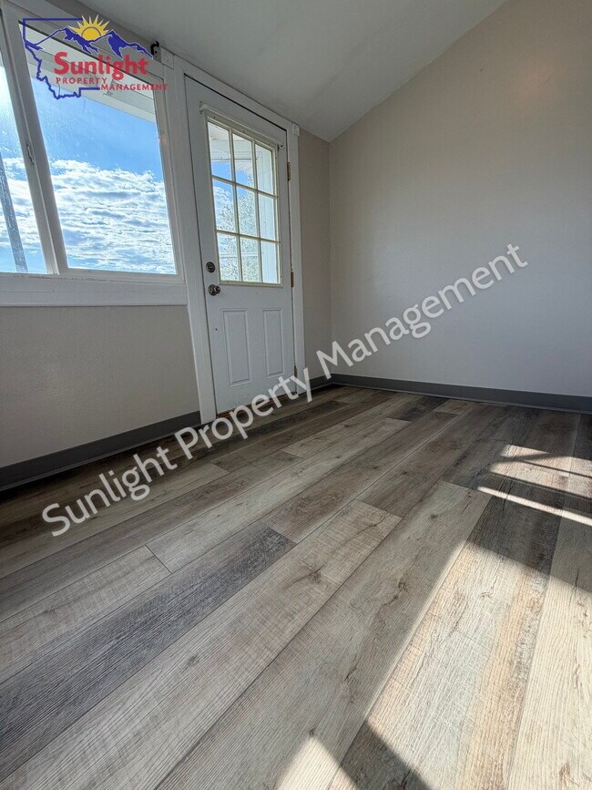 Foto del edificio - 2 Bed, 1 Bath Home with Detached Garage, Fenced Yard, and Built-In Storage