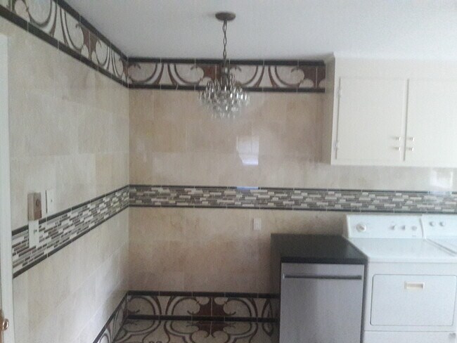 Área de comedor - 914 S Main St