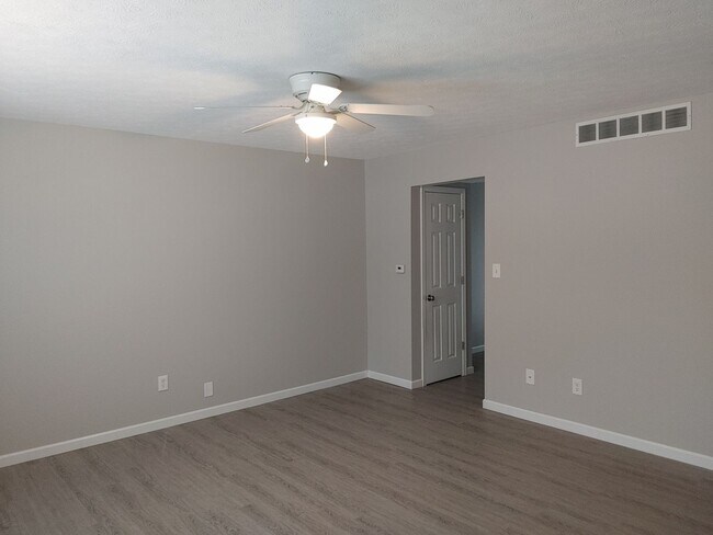 Building Photo - SPACIOUS TOWNHOME IN WILLOW TERRACE