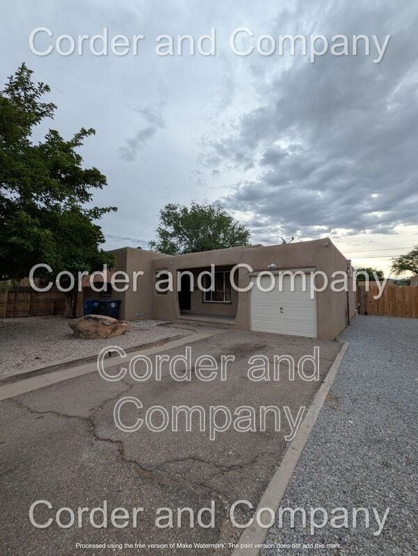 Building Photo - 302 Valencia Dr NE