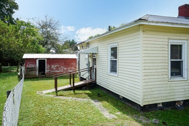 Foto del edificio - Charming 2-Bedroom Home in Burlington