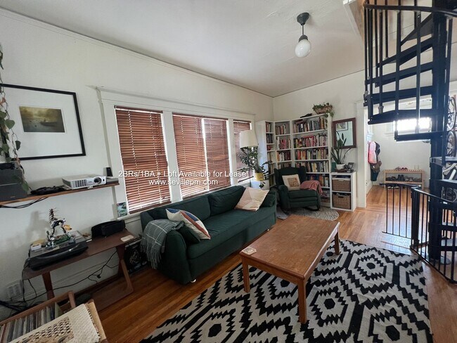 Foto del edificio - CHARMING 2 BEDROOM /1 BATHROOM HOME W/LOTS...