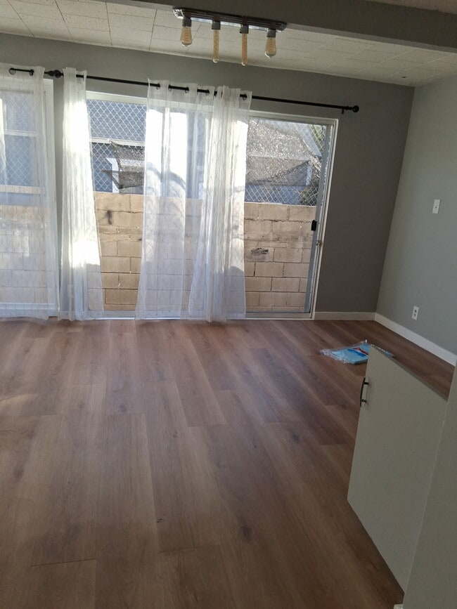 Building Photo - 1548 N Kingsley Dr