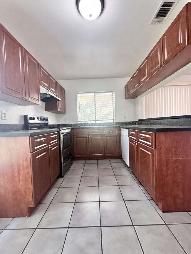 Foto del edificio - 708 Green Ct