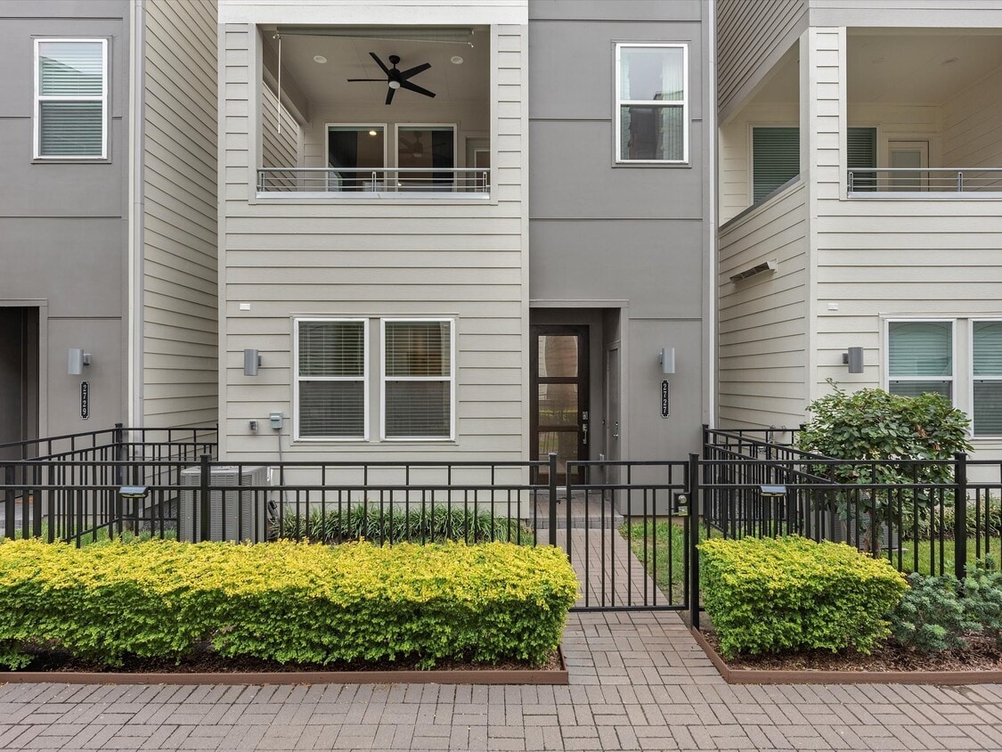 Primary Photo - 2727 Clinton Dr