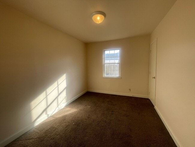 Building Photo - Available Now Cute 2 bedroom 1 bathroom du...