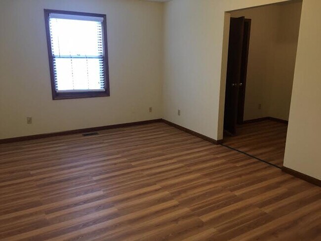 Building Photo - Cozy 3 bed 2.5 bathroom