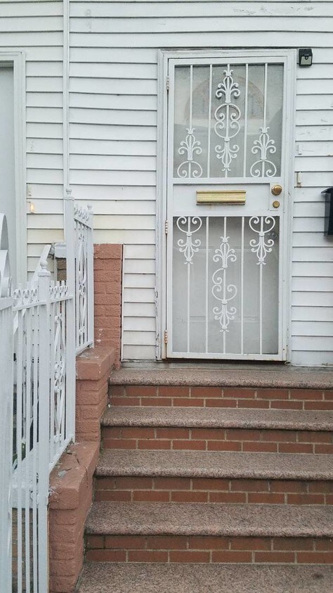 Primary Photo - 250 E 26th St