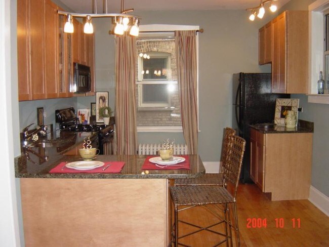 Building Photo - 207 Chicago Ave., Unit 2