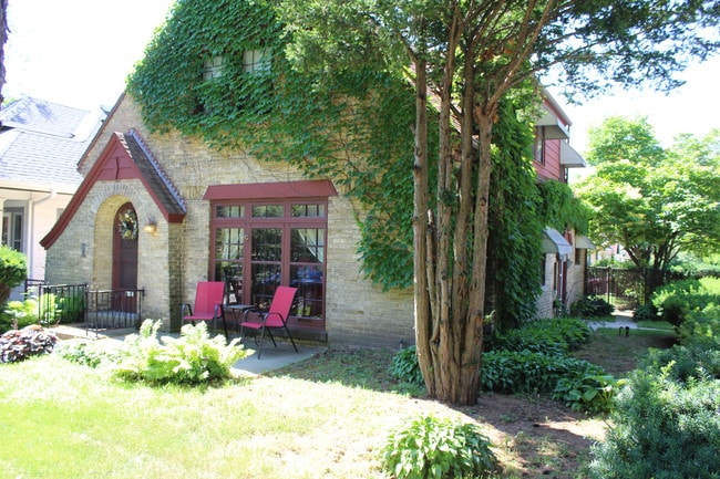 The Apartment front patio - 6633 Milwaukee Ave