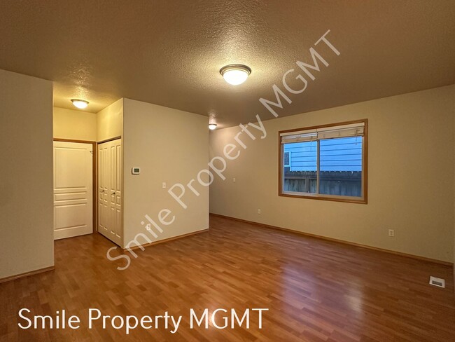 Building Photo - Lovely house with 4 bedrooms and 2.5 bathroom.