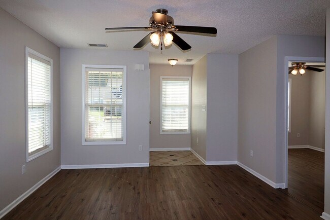 Foto del edificio - Light and Bright End unit 3 bdrm 2 bath to...