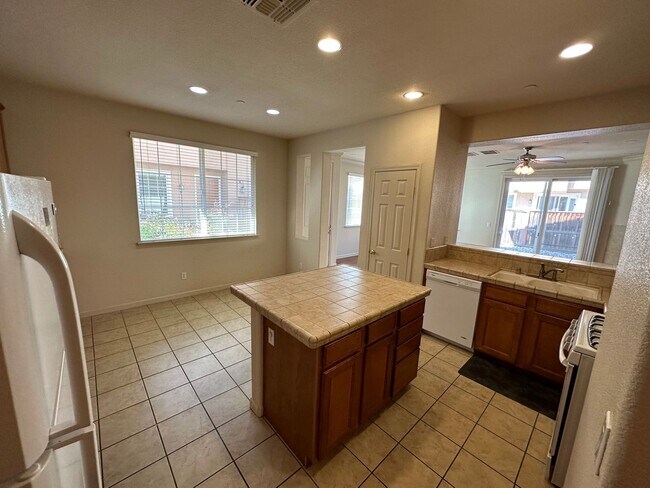 Foto del edificio - Beautiful 3 Bedroom Lincoln Condo!