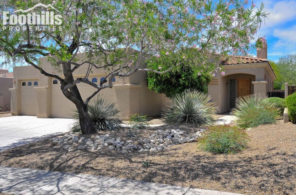 Contemporary 3 bedroom 2 bath in Guard Gated House for Rent in Tucson