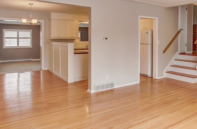 Building Photo - 315 Rosemount Dr