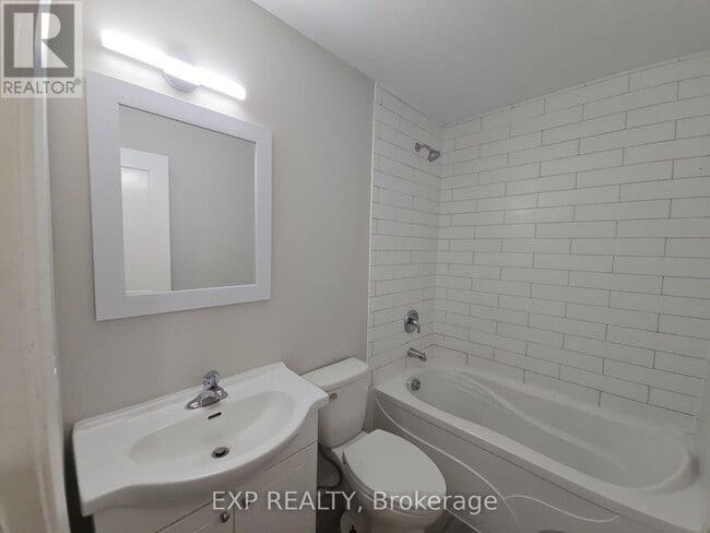 Building Photo - 89 Wellington St E