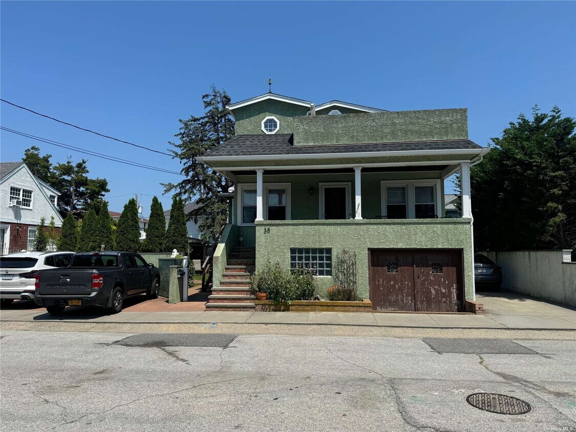 38 Clayton Ave, East Atlantic Beach, NY 11561 Room for Rent in East