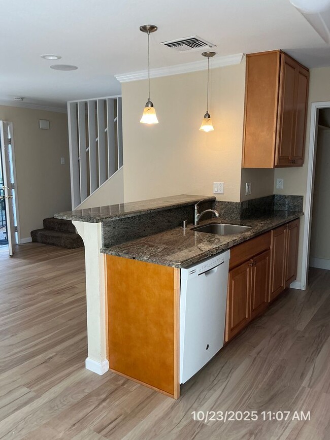 Building Photo - 2 Bedroom Condo