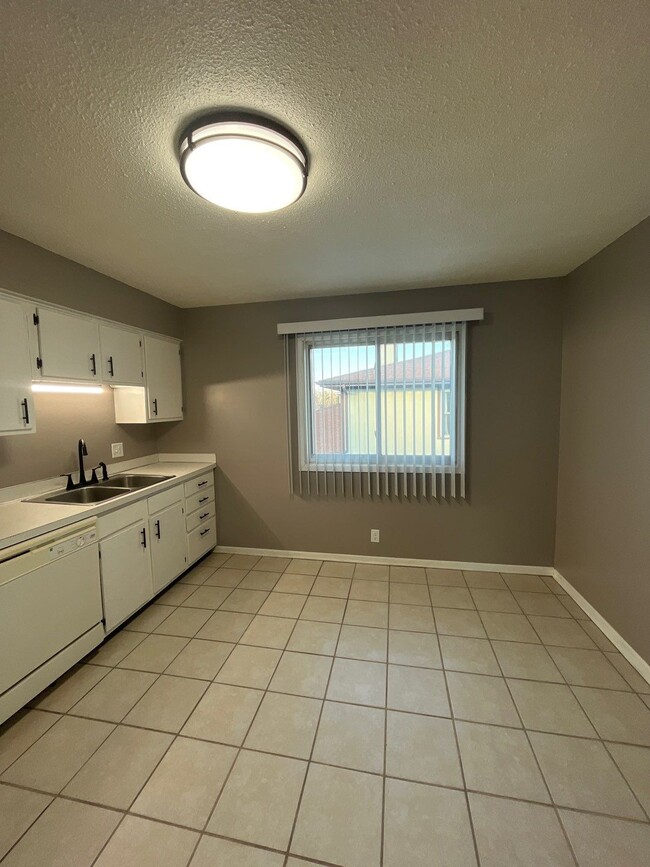 Building Photo - 5610 Salt Valley View