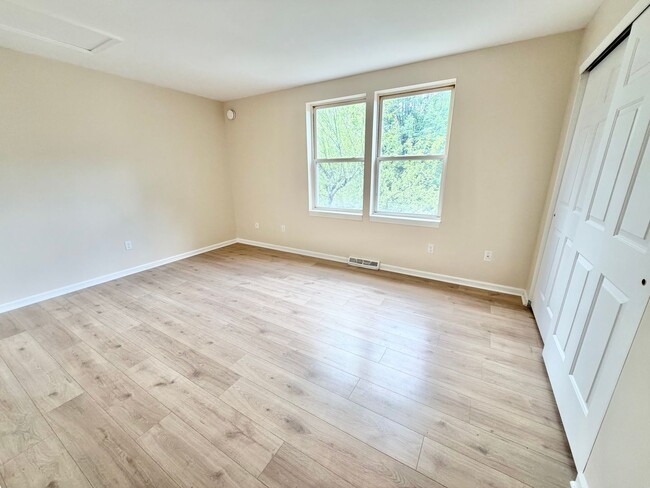Building Photo - 2 Bedroom (+ Office) Home Burlington Available 8/1