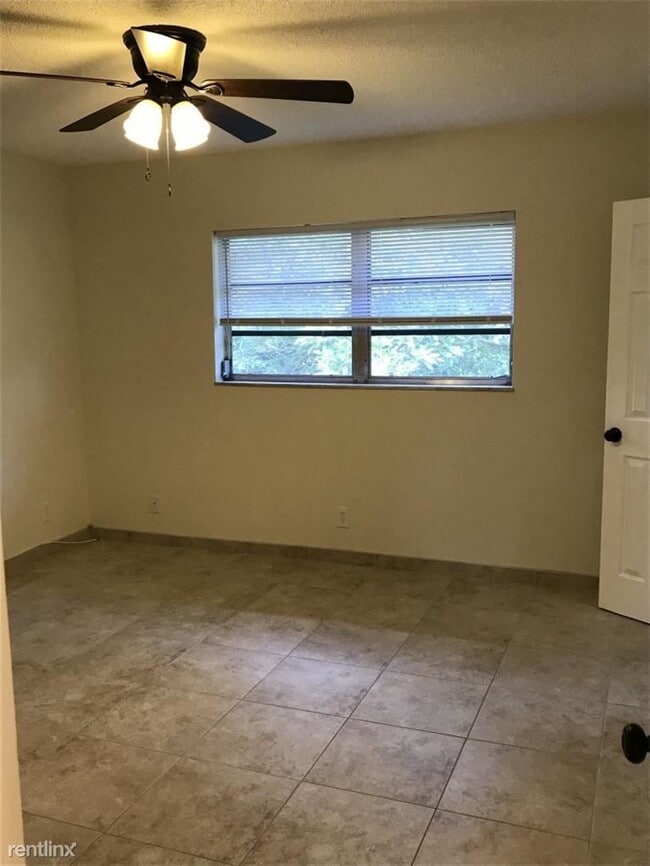 Building Photo - 1 br, 1 bath Apartment - 2040 N University Dr