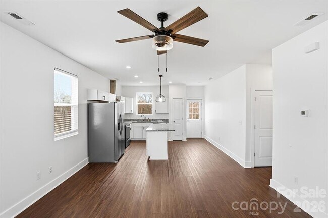 Foto del edificio - 102 Snyder Ct NE