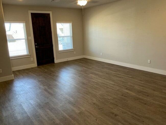 Foto del edificio - 4/2/2 GODLEY ISD - Two Story Home - Fireplace