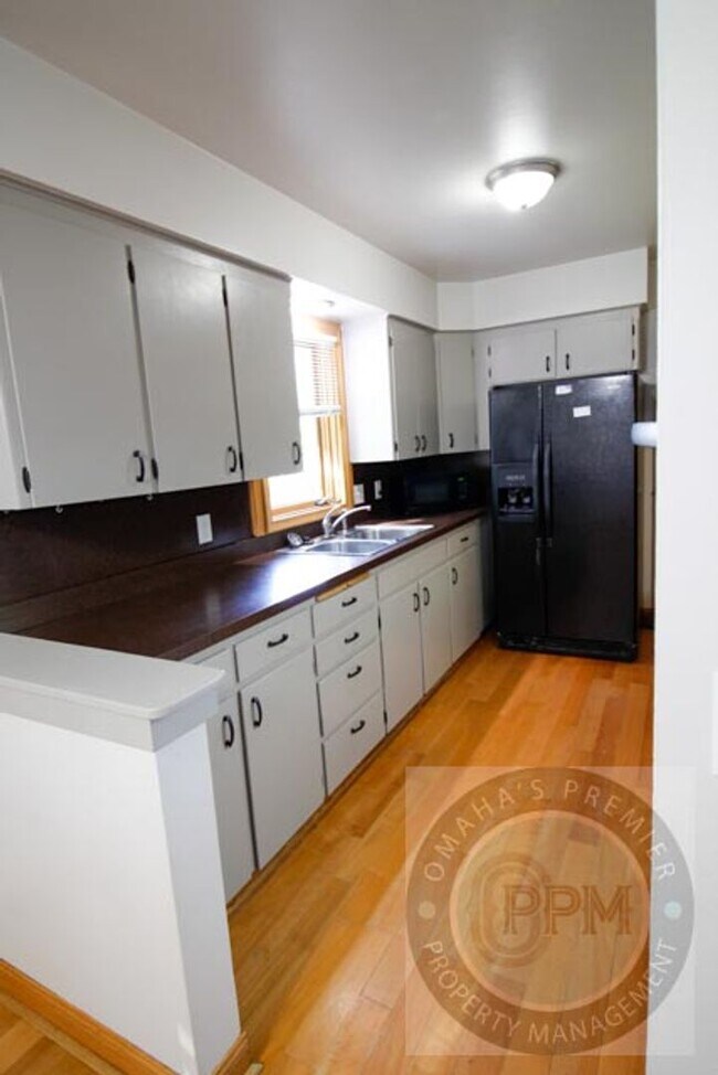 Building Photo - Convenience & Style: Your 3-Bed, 2-Bath Om...