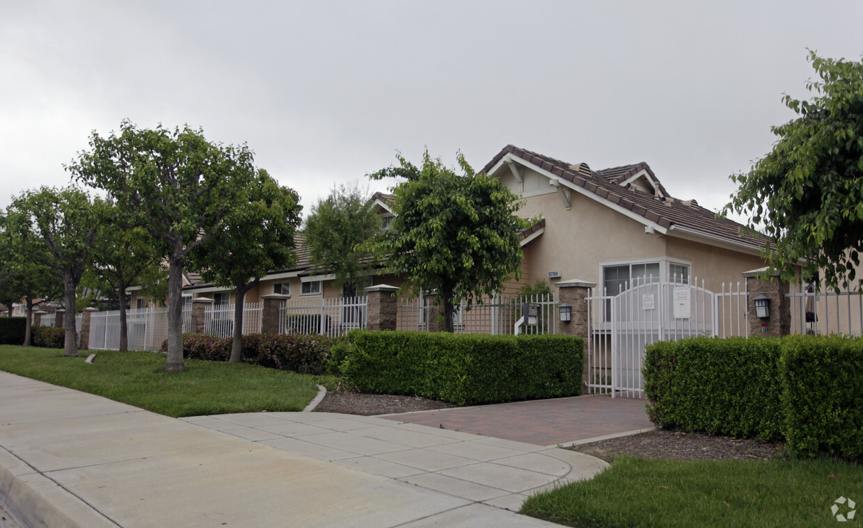 Building Photo - La Casitas Apartments