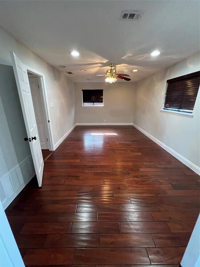 Foto del edificio - 4500 Woodmoor Cir