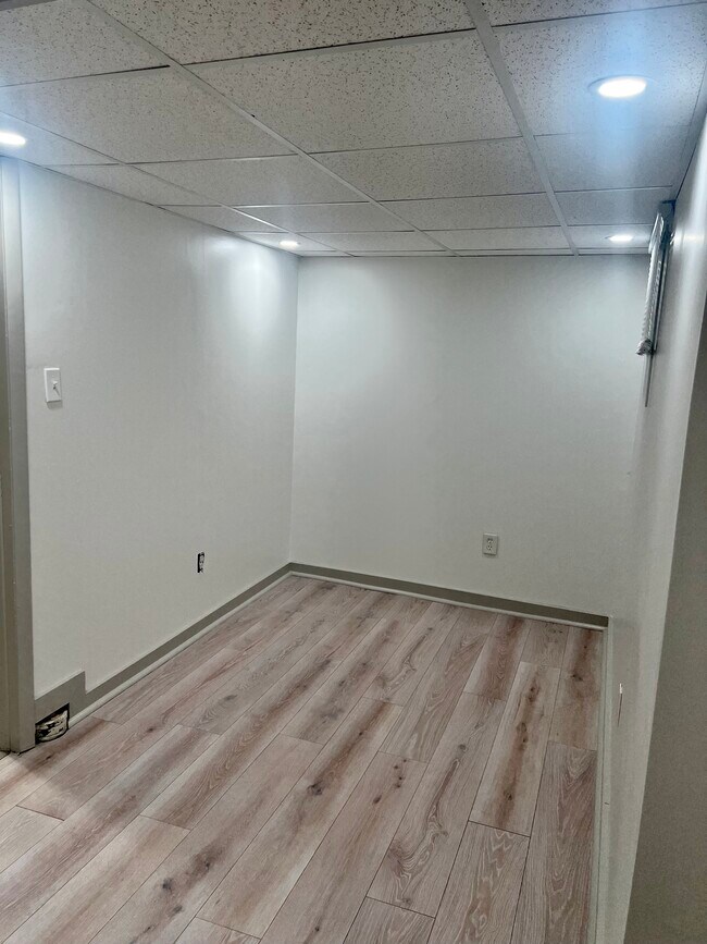 Dormitorio - 1815 East Greenwich Ave