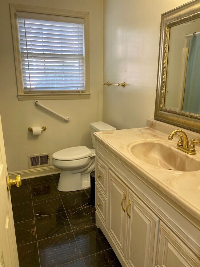 Foto del edificio - 2bd/1ba Condo Located  in Forest Acres